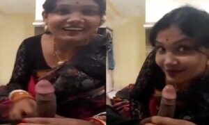 Desi bhabhi in saree giving blowjob
