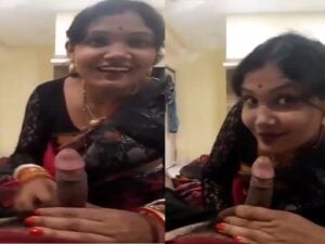 Desi bhabhi in saree giving blowjob