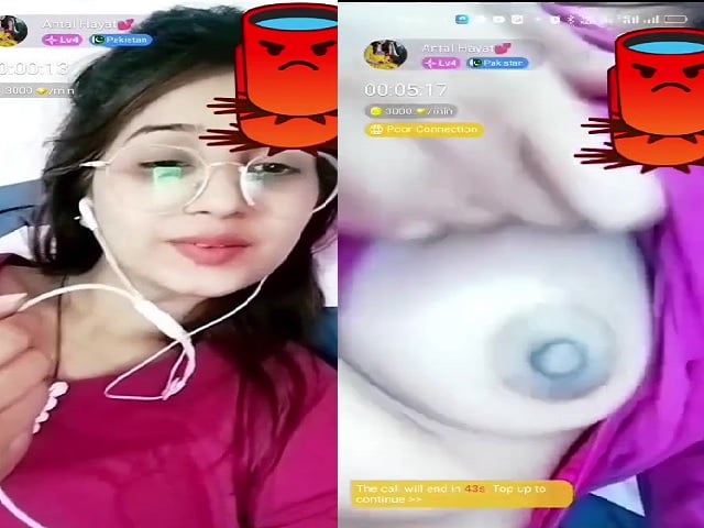 Cute girl shows her boobs in Chamet Pakistani sex chat